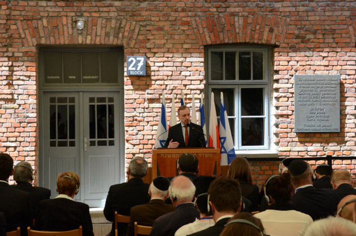 שר התרבות הפולני בוגדן זדרוייבסקי נושא דברים באירוע	