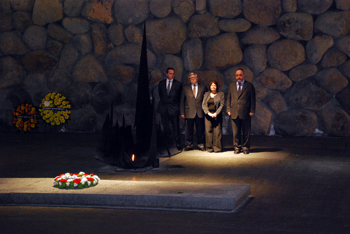 באוהל הזיכרון (משמאל לימין): סטניסלב ומארק קרומיניס-לוזובסקי, רעיה-רחל וריאס, שגריר פולין בישראל יאצק חודורוביץ'