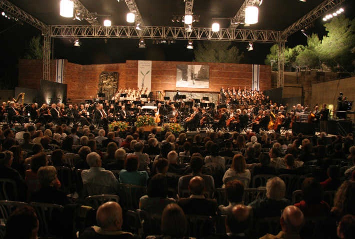 התזמורת הפילהרמונית הישראלית מופיעה בכיכר גטו ורשה ביד ושם