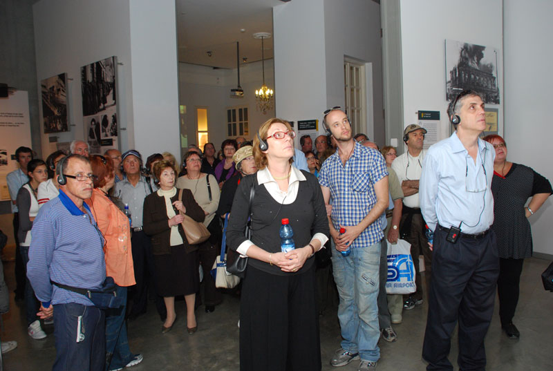 משתתפי ארגון יוצאי וולודאבה-סוביבור והסביבה בסיור במוזיאון לתולדות השואה ביד ושם