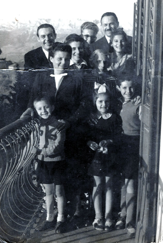 מימין למטה: גברו שטרנפלד (גבריאל שנער), אחותו לאה (לימים איגנר) ובן דודם לאו הרמן (אריה חרמוני) - הילדים אותם הציל איגנץ וייס, מנהל בית אבות יהודי בזגרב. ספליט, יוגוסלוויה, 1943