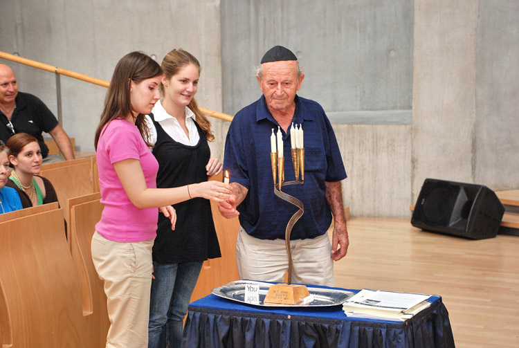 הדלקת נרות הזיכרון במנורת יד ושם על ידי ניצולי שואה מדז'יאלושיצ'ה-סקלבמייז' ובני הדור השלישי ליוצאי הקהילה, בטקס אשר התקיים בבית הכנסת
