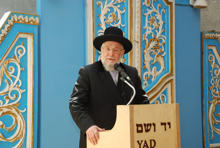 Rabbi Lau speaking during the ceremony in memory of his rescuer, Righteous Among the Nations Feodor Mikhailichenko
