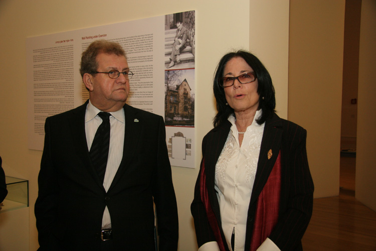 אוצרת התערוכה יהודית שן-דר (מימין) ובן אחייניתו של הצייר ברונו שולץ מרק פודסטולסקי