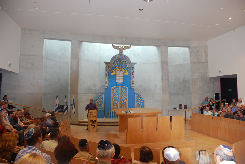 משתתפי ארגון יוצאי וולודאבה-סוביבור והסביבה בבית הכנסת ביד ושם, בהרצאתו של ד"ר דוד זילברקלנג