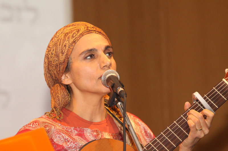 הזמרת אתי אנקרי, בת העדה התוניסאית, שרה בטקס