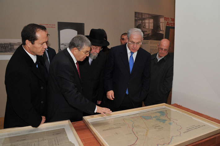 יושב ראש הנהלת יד ושם אבנר שלו בוחן מפה בתערוכה עם ראש הממשלה בנימין נתניהו