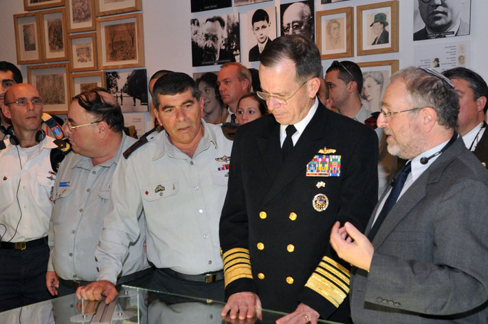 Adm. Mullen and Lt. Gen. Ashkenazi study an exhibit in the Holocaust History Museum