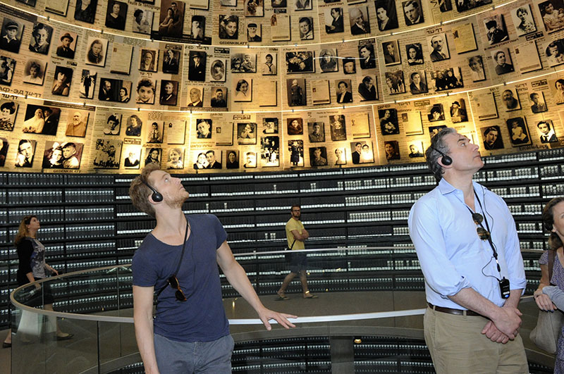 Alexander Fehling und Giulio Ricciarelli (v.l.n.r.) bei ihrem Besuch in der Halle der Namen in Yad Vashem