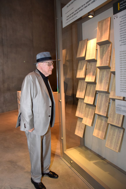 Branko Lustig betrachtet die Nachbildung von Schindlers Liste im Museum zur Geschichte des Holocaust.