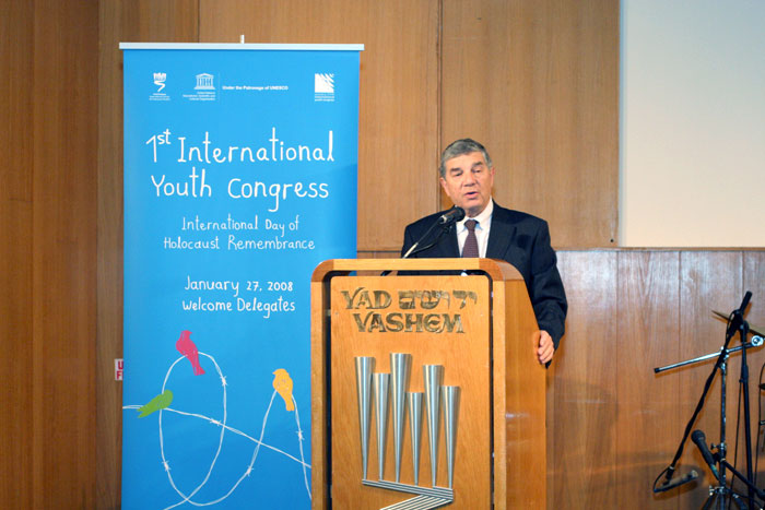 Chairman of the Yad Vashem Directorate Avner Shalev speaking to the delegates of the International Youth Congress