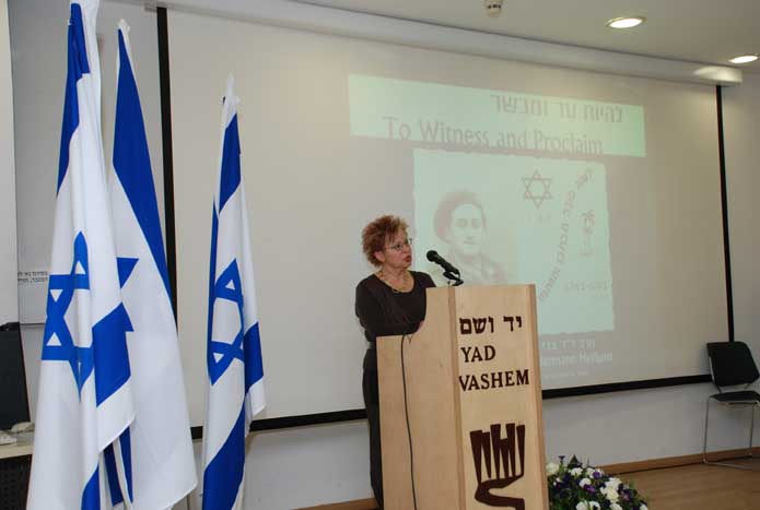 גברת יוכי ריץ, סגן יו"ר ארגון שארית הפליטה ברגן-בלזן בישראל, נושאת דברים בטקס