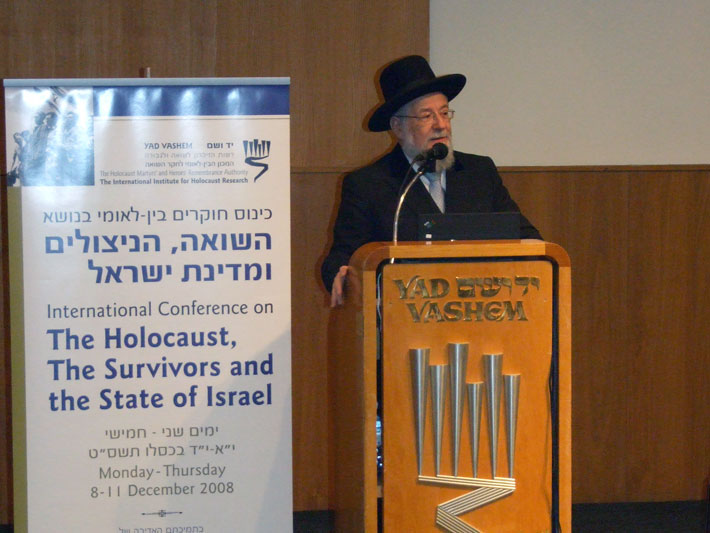 יו"ר מועצת יד ושם והרב הראשי של תל-אביב-יפו, הרב ישראל מאיר לאו, נושא דברים בכנס