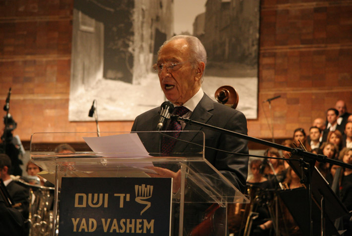 President Shimon Peres speaks at the opening of the performance