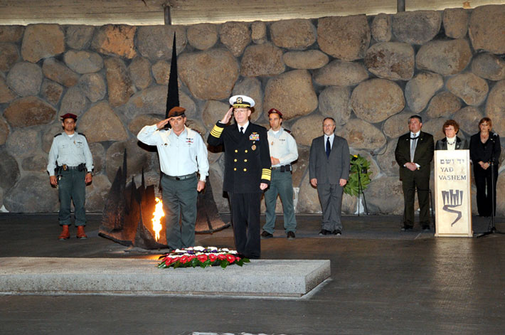Adm. Mullen and Lt. Gen. Ashkenazi during the Memorial Ceremony in the Hall of Remembrance