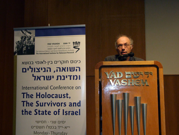 ההיסטוריון הראשי של יד ושם, פרופ' דן מכמן, נושא דברים בכנס