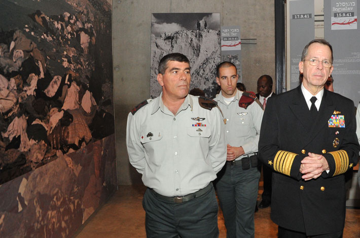Adm. Mullen and Lt. Gen. Ashkenazi in the Holocaust History Museum