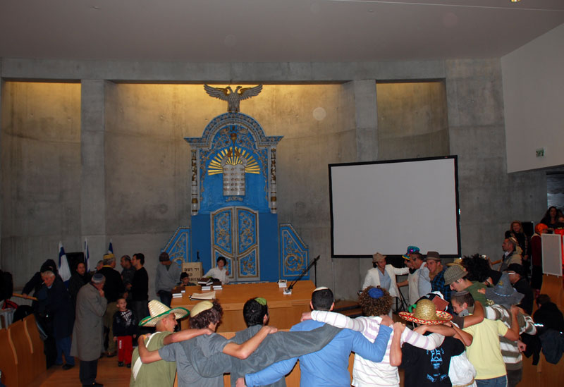 תלמידי בית הספר הרטמן רוקדים בבית הכנסת