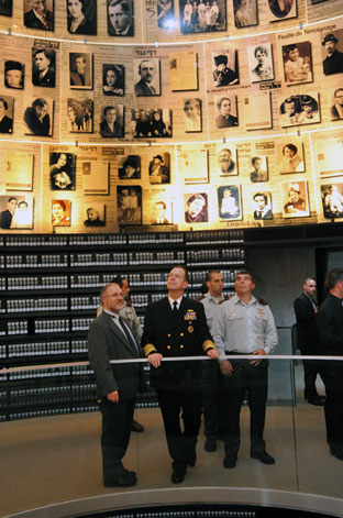 Adm. Mullen and Lt. Gen. Ashkenazi in the Hall of Names