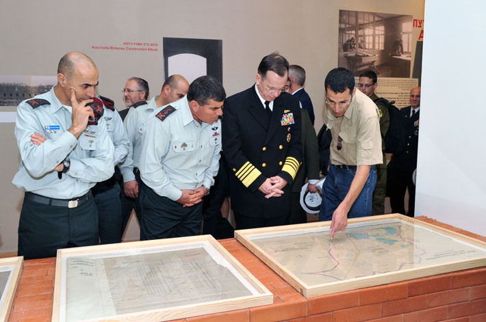 Adm. Mullen and Lt. Gen. Ashkenazi study one of the architectural drawings of Auschwitz on display in the exhibition “Architecture of Murder: The Auschwitz-Birkenau Blueprints”, guided by Director of the Photo Archive Dr. Daniel Uziel