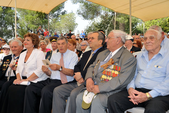 The ceremony marking 65 years since the victory over Nazi Germany. Second from the left: Minister of Immigrant Absorption Sofa Landver, Chairman of the Yad Vashem Directorate Avner Shalev, Deputy Prime Minister and Minister of Defense Ehud Barak, Chairman