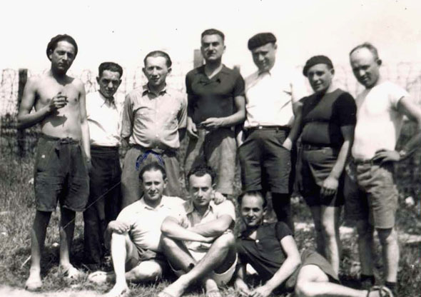 Le camp de Beaune-la-Rolande, dans le département du Loiret. Parmi les personnes figurant sur cette photographie : le mari de Chaja-Dwojra, Froïm-Ephraim Korman et son beau-frère, Nissan Frenkel.