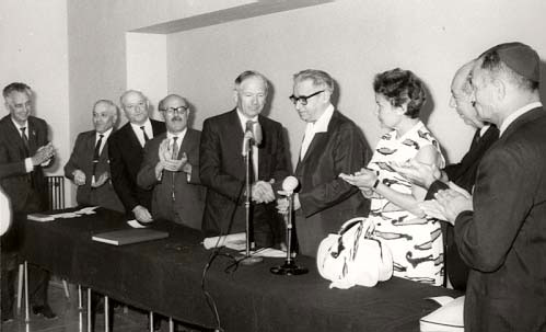 הרמן פרידריך גראבה מקבל את אות חסיד אומות העולם, 1965