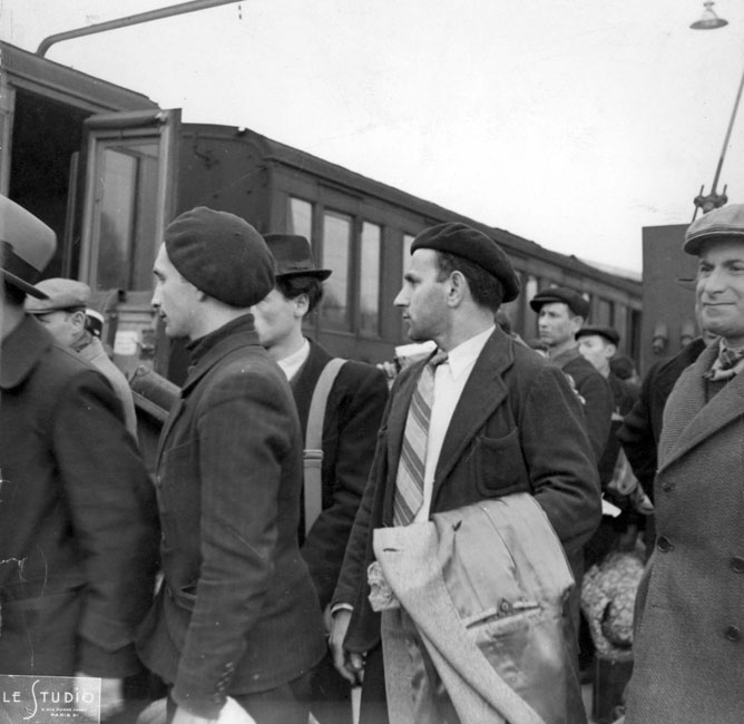פריס, 14 במאי 1941, גירוש 5,000 יהודים בעלי נתינות זרה למחנות פיתיווייה (Pithiviers) ובון-לה-רולאנד (Beaune La Rolande), משם נשלחו רובם לאושוויץ ביוני וביולי 1942.