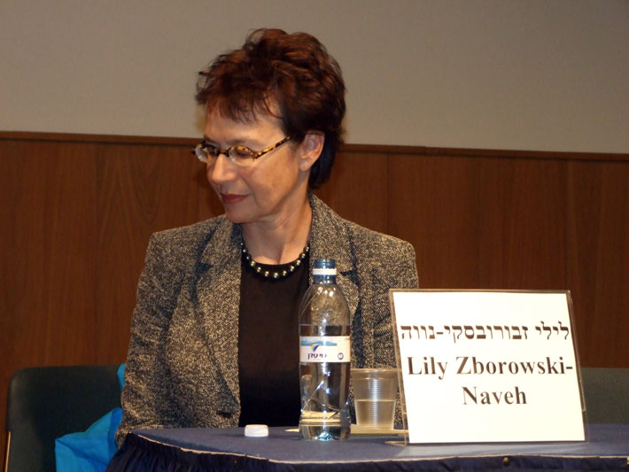 לילי זבורובסקי-נווה יושבת בראש ישיבה מיוחדת של הכנס לציון ייסודו של המרכז על שם דיאנה זבורובסקי לחקר תוצאות השואה והשלכותיה