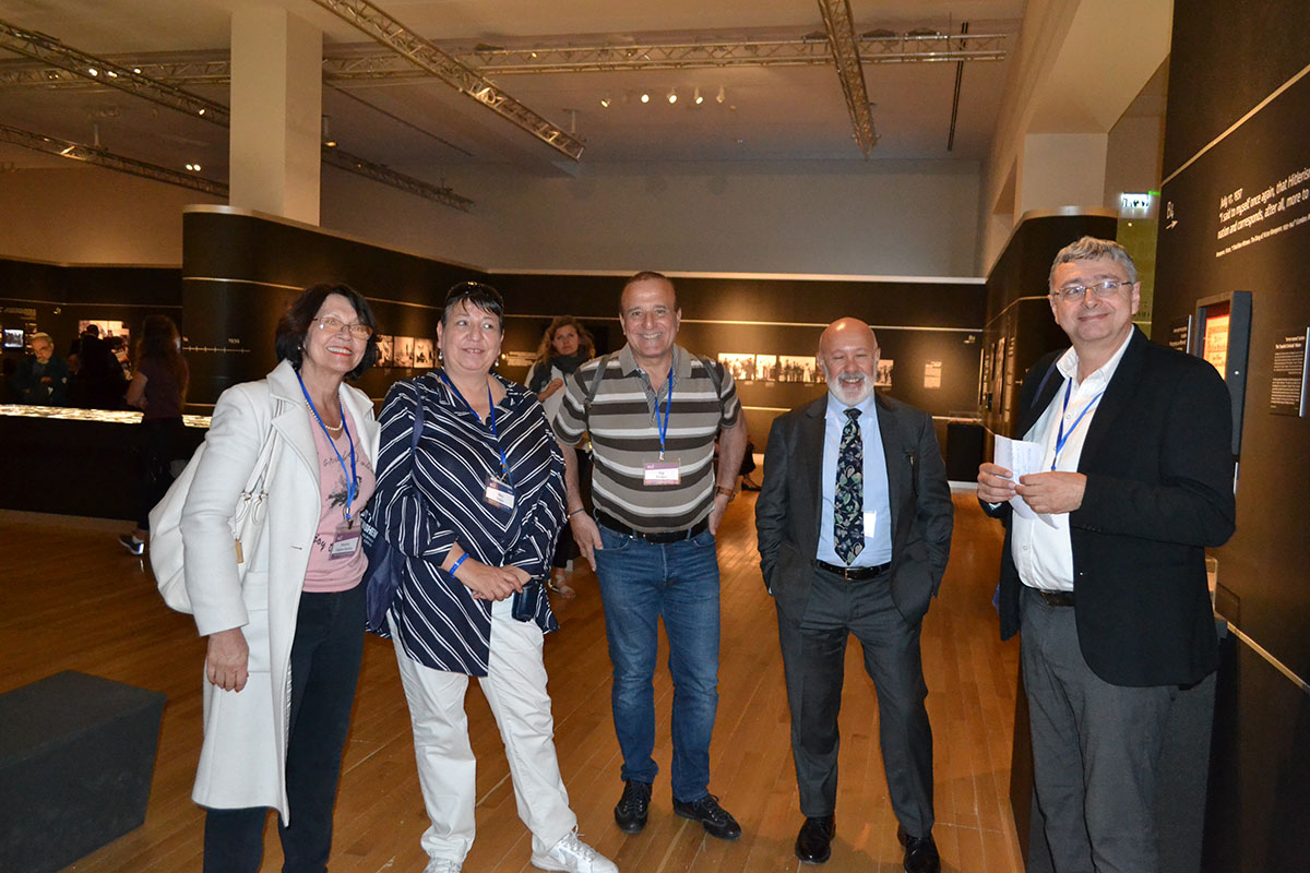 Lors de la visite de la nouvelle exposition "Flashes de Mémoire". De gauche à droite : Béatrice Halpern-Boukris, Miry Gross, Guy Boukris, Thierry Librati, Itzhak Attia