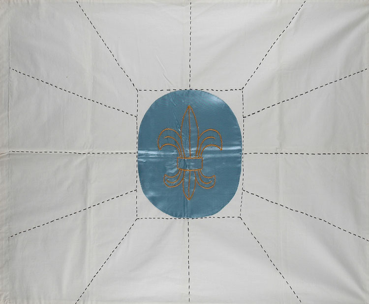 דגל ”מכבי הצעיר“ ששוחזר בארץ ישראל לאחר המלחמה. סימני חלוקתו בין המדריכים נרקמו בחוט.