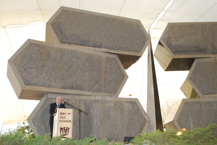 Chairman of the Organization of Partisans, Underground Fighters and Ghetto Rebels in Israel Baruch Shub speaks during the ceremony