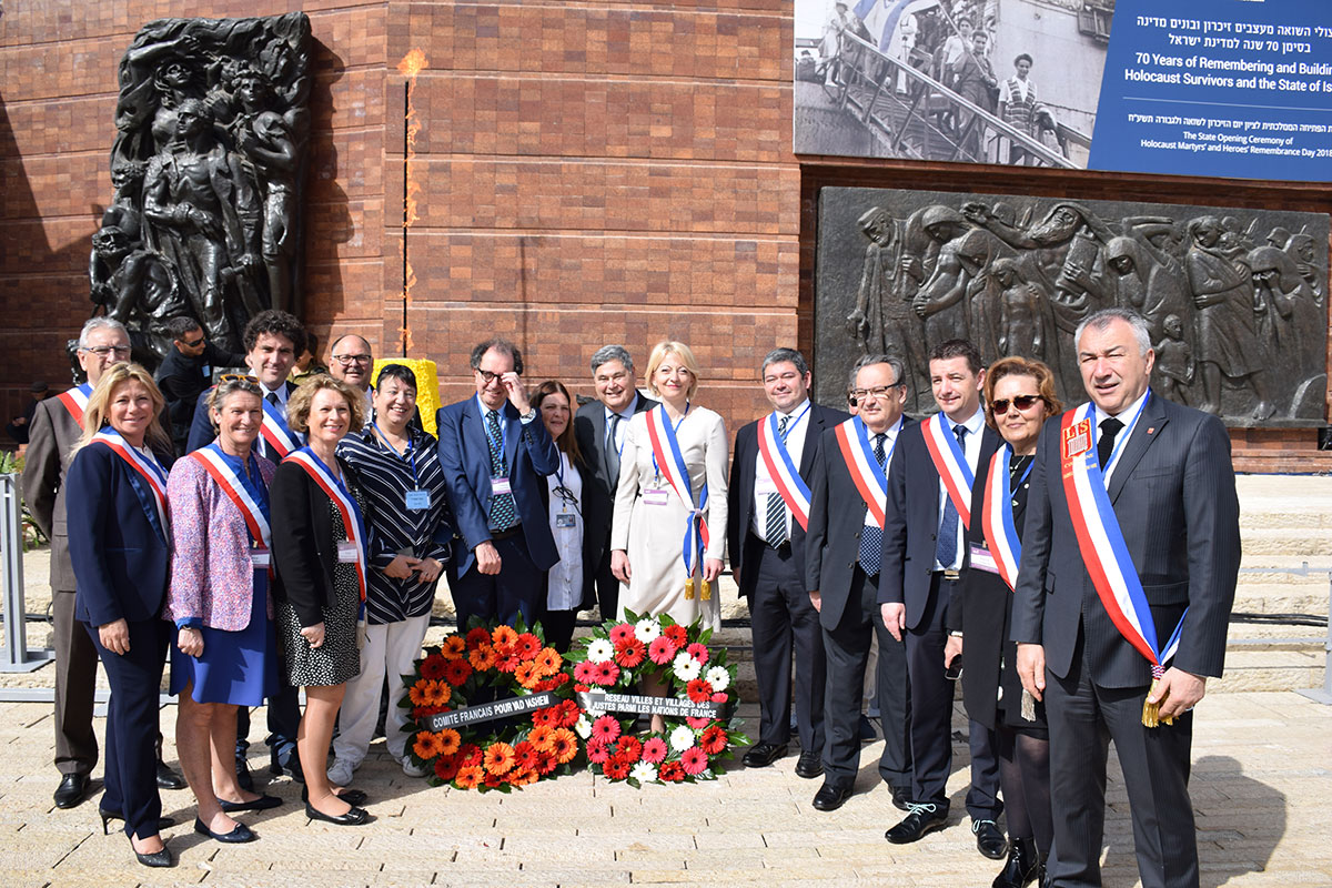 La délégation du réseau "Villes et villages des Justes parmi les Nations de France" lors de la cérémonie de dépôt des gerbes