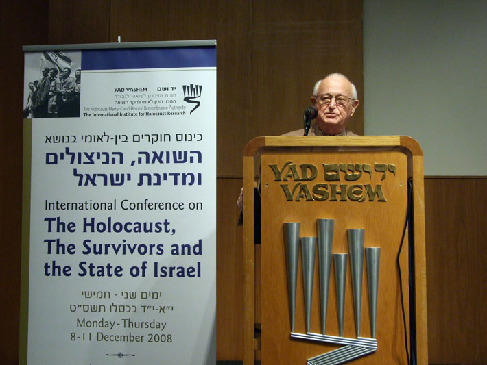 יושב ראש המועצה הציבורית בנושא "תרומתם של ניצולי השואה למדינת ישראל", משה זנבר, נושא דברים בכנס