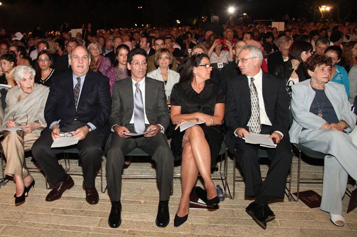 (משמאל לימין) נעמי וורן, בנג'מין וורן, ריצ'ארד כהן, ג'אן כהן ולורנס סיגל בכיכר גטו וורשה