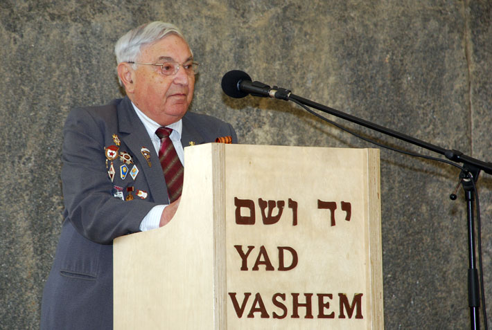 Chairman of the Organization of WWII Combatants who Fought Against the Nazis Avraham Greenseid speaks during the ceremony