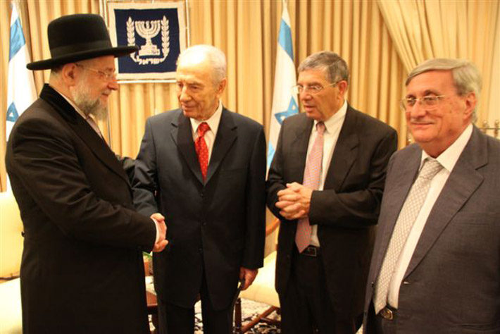 הנשיא פרס מקבל את פניו של יו "ר מועצת יד ושם, הרב ישראל מאיר לאו בבית הנשיא