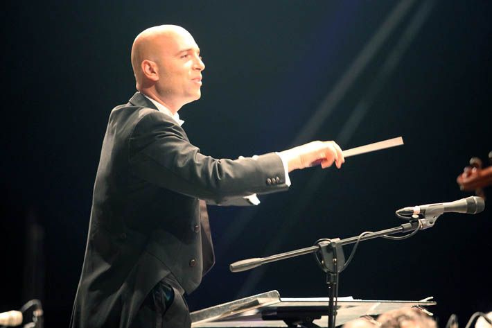 Gil Shohat conducting the orchestra