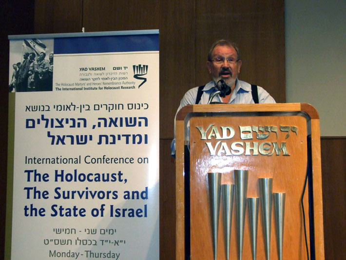 ד"ר זאב מנקוביץ', מנהל המרכז לחקר תוצאות השואה והשלכותיה על שם דיאנה זבורובסקי, נושא דברים בכנס