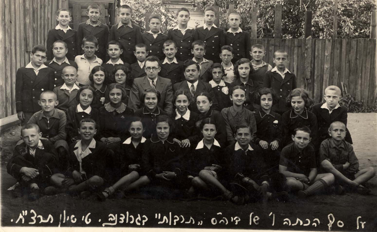תלמידים ומוריהם בבית הספר "תרבות" על סף הכניסה לכיתה ו', גרודנה, פולין 8 ביוני, 1938. 