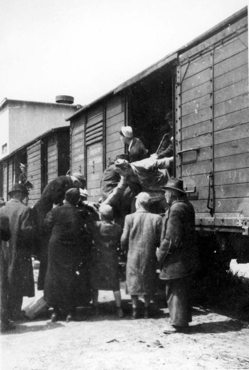 Deportation of Jews from Dunaszerdahely, Hungary, to Auschwitz, June 15, 1944
