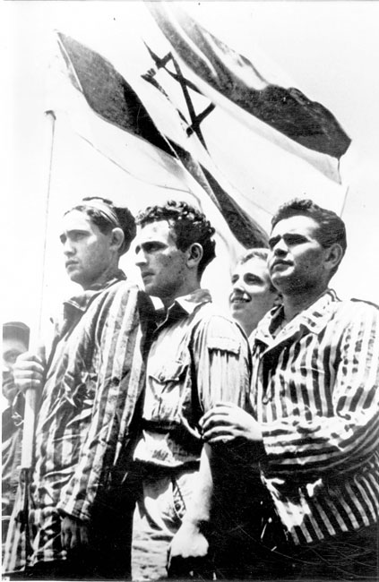 ניצולים מבוכנוולד על סיפונה של ספינת המהגרים הבלתי לגאלית מטאורה, יולי 1945