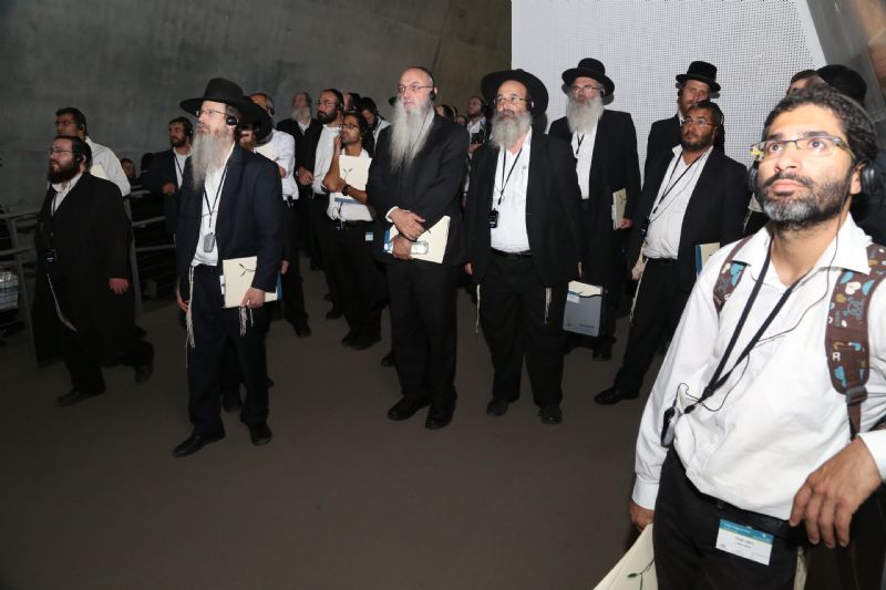 משתתפי הכנס מסיירים במוזאון לתולדות השואה