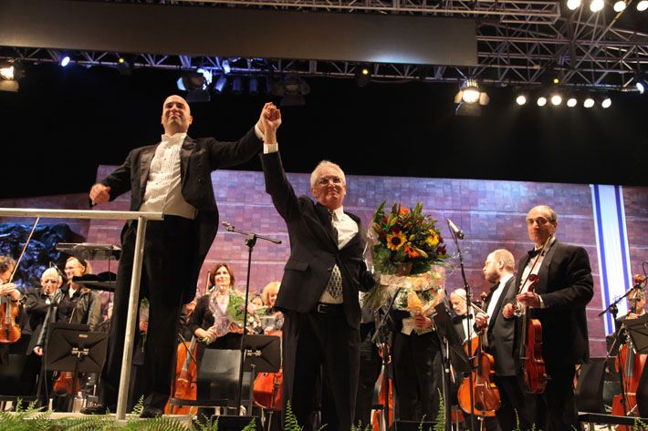 מנצח התזמורת גיל שוחט עם המלחין לורנס סיגל בסיום הקונצרט