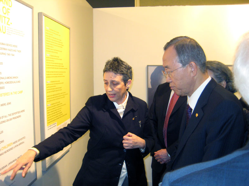 מזכ"ל האו"ם, באן קי-מון מבקר בתערוכה "ארכיטקטורה של רצח" בבניין האו"ם, לצד מנהלת אגף המוזיאונים ביד ושם, יהודית ענבר.