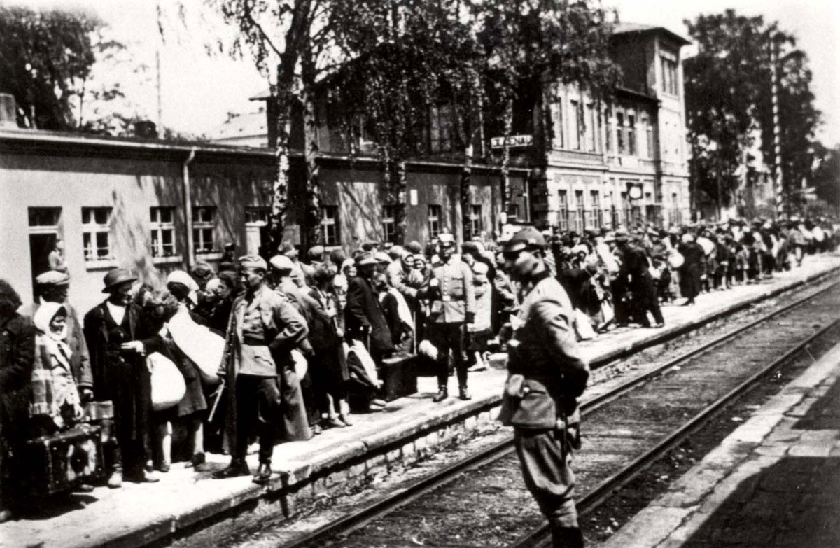 Juifs rassemblés dans la gare pour être déportés, Olkusz, Pologne, juin 1942