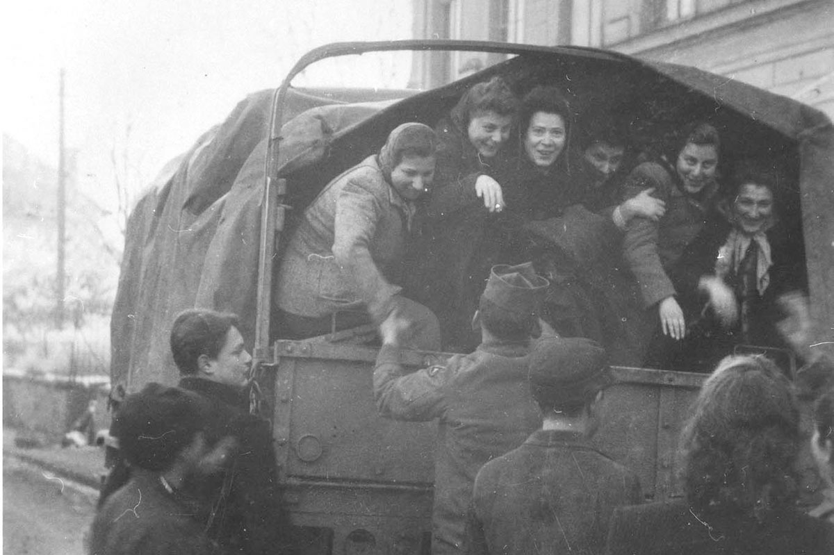 20 ноября 1945 года, Волары, Чехословакия. Оставшиеся в живых после марша смерти прощаются с солдатами армии США и жителями Волары