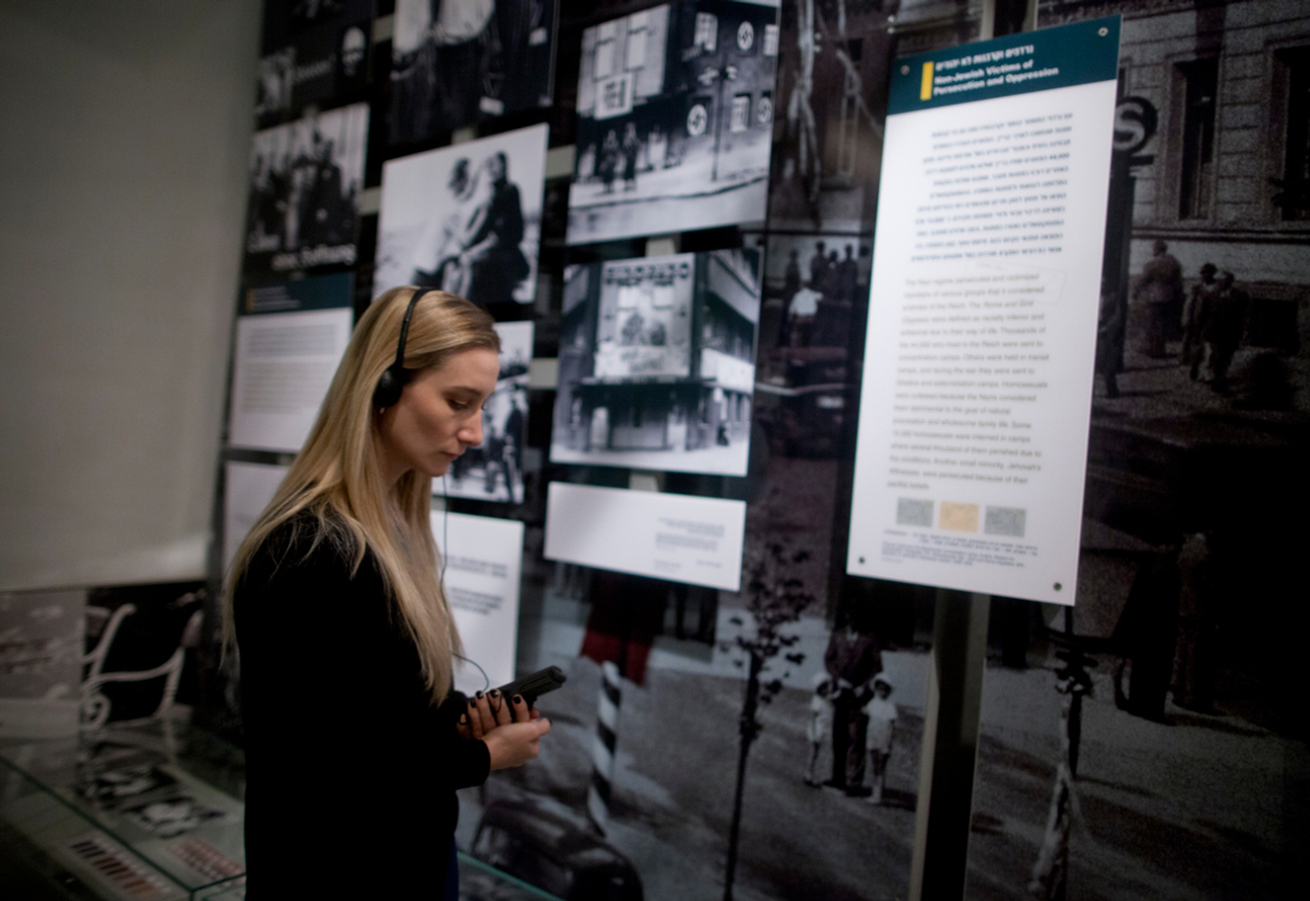 השכרת הדרכה קולית (ביקור במוזיאון לתולדות השואה)