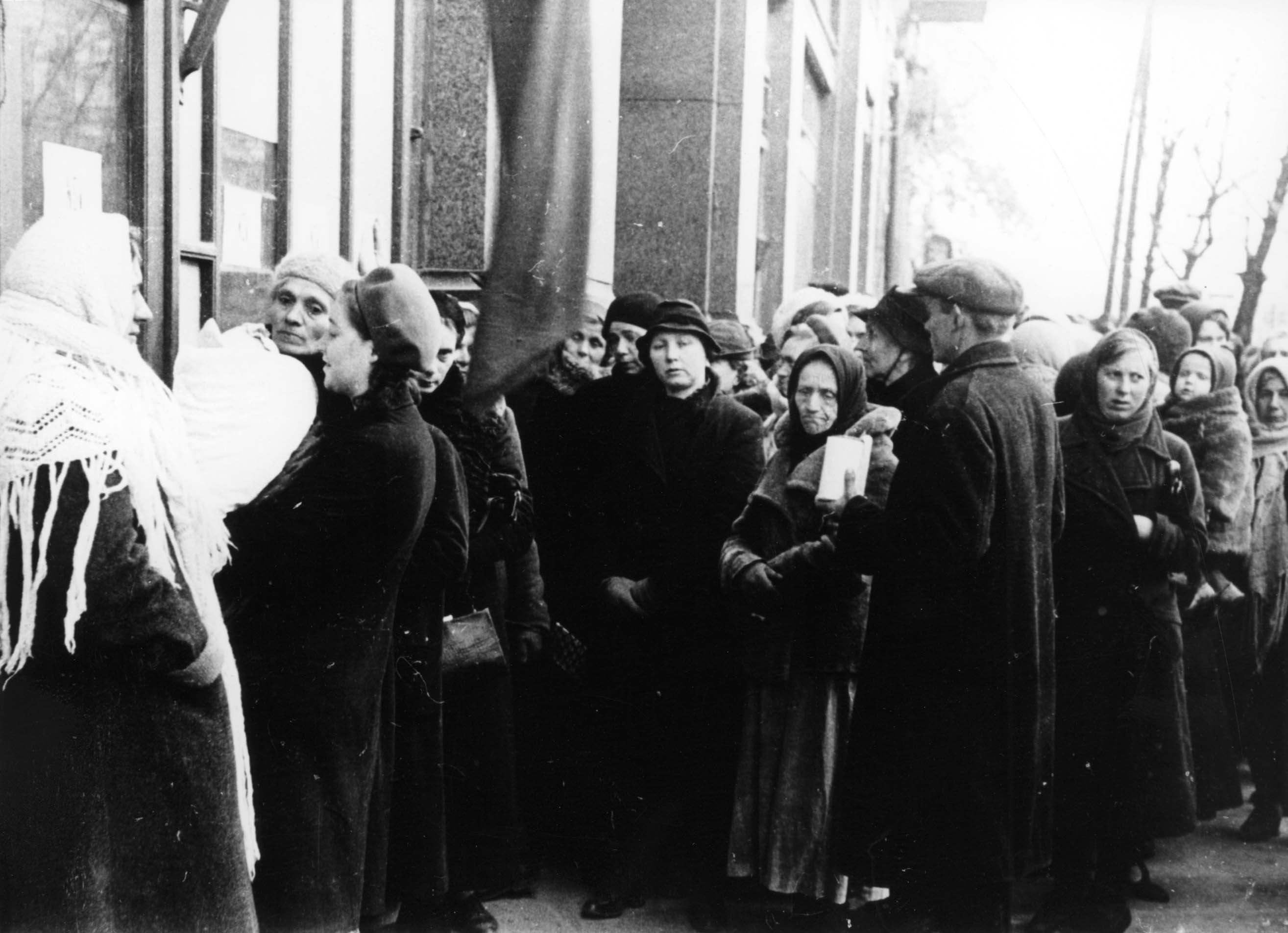 Киев, осень 1941. Местные жители в очереди за продуктами