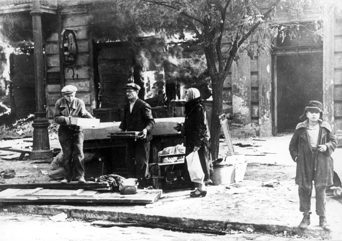 Одесса, ноябрь 1941, одна из улиц города после бомбёжки
